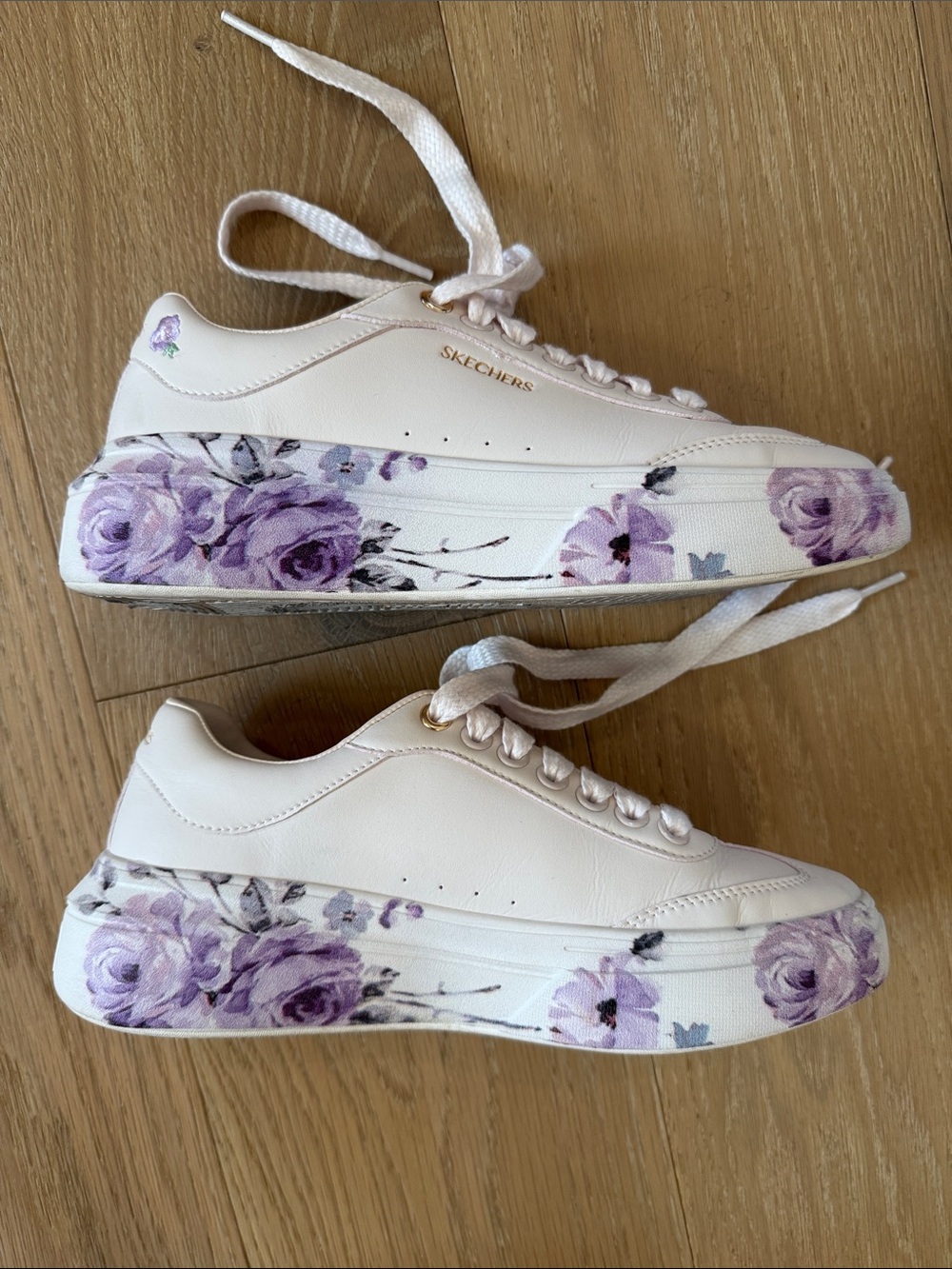 Skechers White Womens Cordova Sneakers with Lavender Flowers on Sides size 7.5 - Picture 3 of 10